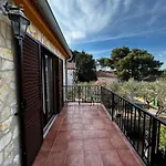 Apartman Kuca Mir Seaside - 50m From Ugljan
